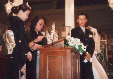 2001.10.6.-kekkonshiki1-1.jpg (49572 バイト)