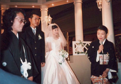 2001.10.6.-kekkonshiki1-5.jpg (47884 バイト)