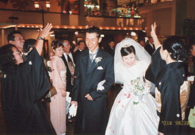 2001.10.6.-kekkonshiki2-1.jpg (50852 バイト)