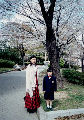 2001.4.1.おかあさんともえ.jpg (84946 バイト)