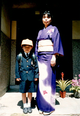 2001.4.6.もえ入学式11.jpg (58806 バイト)