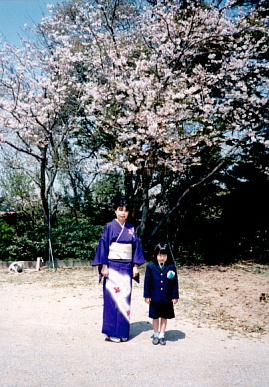 2001.4.6.もえ入学式7.jpg (90060 バイト)
