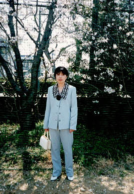 2001.4.6.御助・ピーの入学式に富貴子1.jpg (92321 バイト)