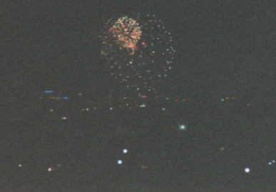 2002.8.4.hanabi7.jpg (30700 バイト)