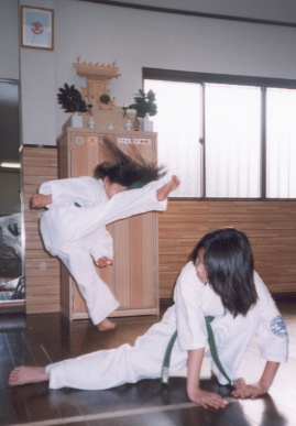 2001.1.13.honbudouzyo-p&moe1.jpg (41237 oCg)