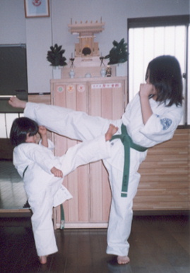 2001.1.14.honbudouzyo-p&moe1.jpg (39125 oCg)