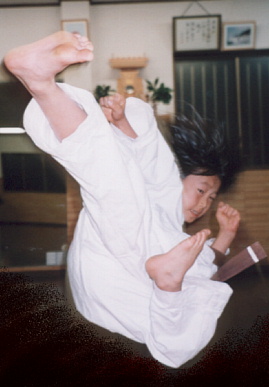 2002.11.22.moe_karate1.jpg (38545 バイト)