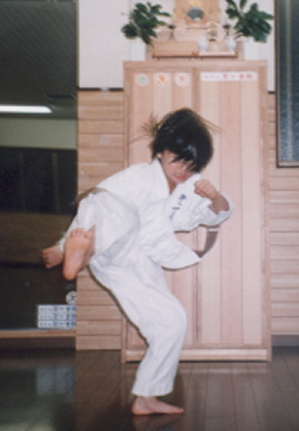 2002.11.22.moe_karate2.jpg (35377 バイト)