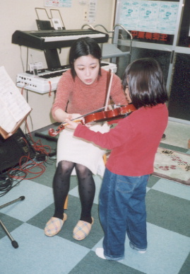 2002.2.4.moe_violin1-5.jpg (50973 oCg)