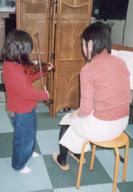 2002.2.4.moe_violin2-2.jpg (48501 oCg)