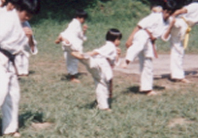 2002.8.24.〜25.karate-gassyuku13.jpg (41315 バイト)