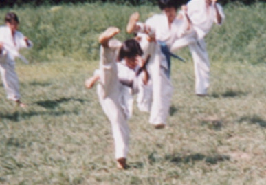2002.8.24.〜25.karate-gassyuku14.jpg (42721 バイト)