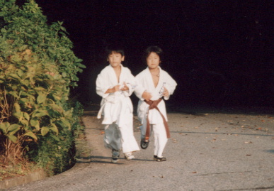 2002.8.25.moe-karate2.jpg (54711 バイト)