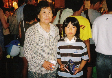 2005.18.yomise_moe10.jpg (74556 バイト)