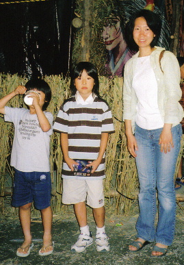 2005.18.yomise_moe12.jpg (82479 バイト)