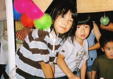 2005.18.yomise_moe16.jpg (73419 バイト)