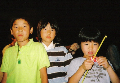 2005.18.yomise_moe17.jpg (55109 バイト)