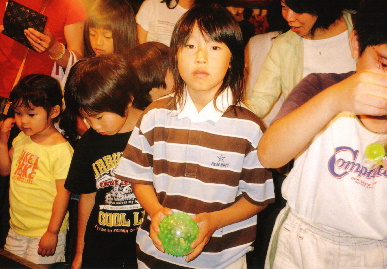 2005.18.yomise_moe18.jpg (76757 バイト)