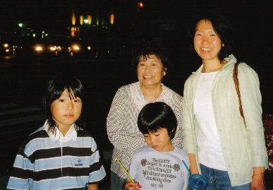 2005.18.yomise_moe19.jpg (60351 バイト)