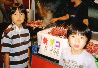 2005.18.yomise_moe2.jpg (74464 バイト)