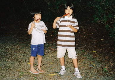 2005.18.yomise_moe3.jpg (79924 バイト)