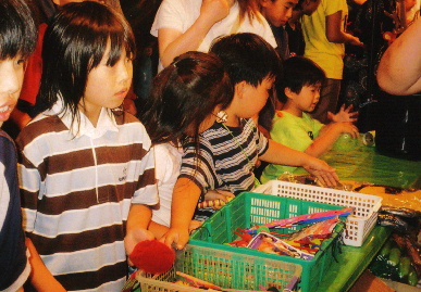 2005.18.yomise_moe8.jpg (84460 バイト)
