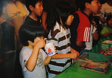 2005.18.yomise_moe9.jpg (67687 バイト)