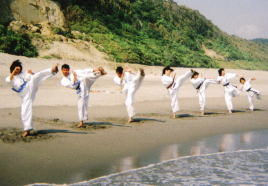 2005.7.30.moe_karate2.jpg (68674 バイト)