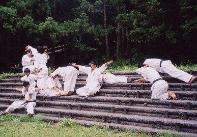 2005.8.28.karate_gassyuku10.jpg (80605 oCg)