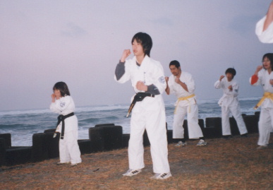 2003.2.9.karate_moe4.jpg (38985 バイト)