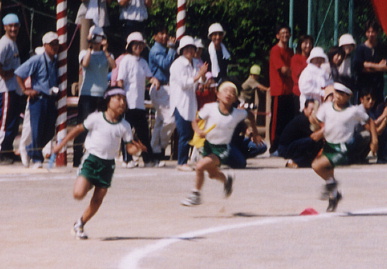 2003.9.28.moe_undoukai2.jpg (55939 バイト)