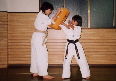 2004.10.19.karate_moe2.jpg (56505 バイト)