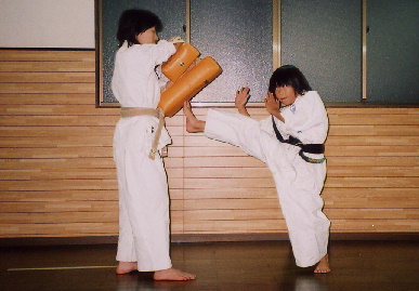 2004.10.19.karate_moe3.jpg (56646 バイト)