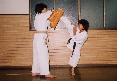 2004.10.19.karate_moe4.jpg (54383 バイト)