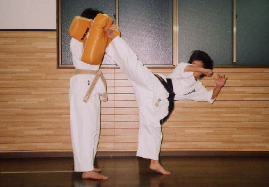 2004.10.19.karate_moe5.jpg (55627 バイト)