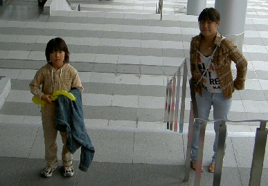 2004.10.31.moe&P1.jpg (56599 バイト)