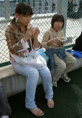 2004.10.31.moe&P5.jpg (74851 バイト)