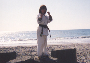 2004.2.8.karate_kanchuugeiko12.jpg (45440 バイト)