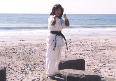 2004.2.8.karate_kanchuugeiko9.jpg (58885 バイト)