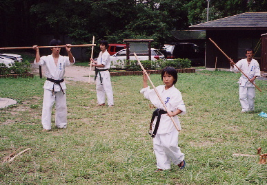 2004.8.21.karate_.gassyuku12.jpg (86189 バイト)