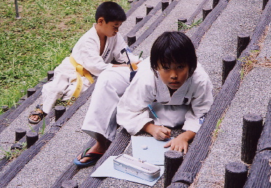 2004.8.21.karate_.gassyuku5.jpg (91842 バイト)