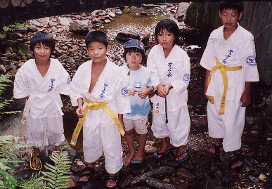 2004.8.21.karate_.gassyuku9.jpg (84002 バイト)