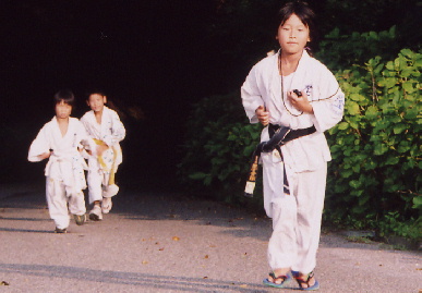 2004.8.22.karate_.gassyuku2.jpg (53421 バイト)